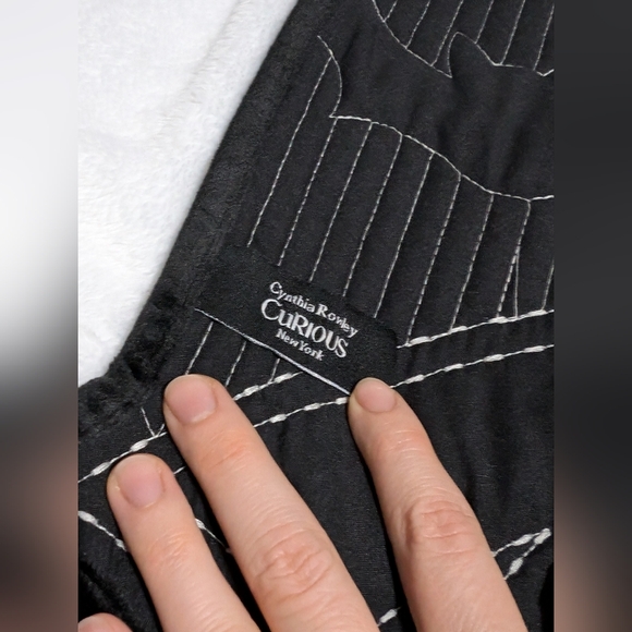 Cynthia Rowley Curious Bat Halloween Table Runner - Picture 7 of 11